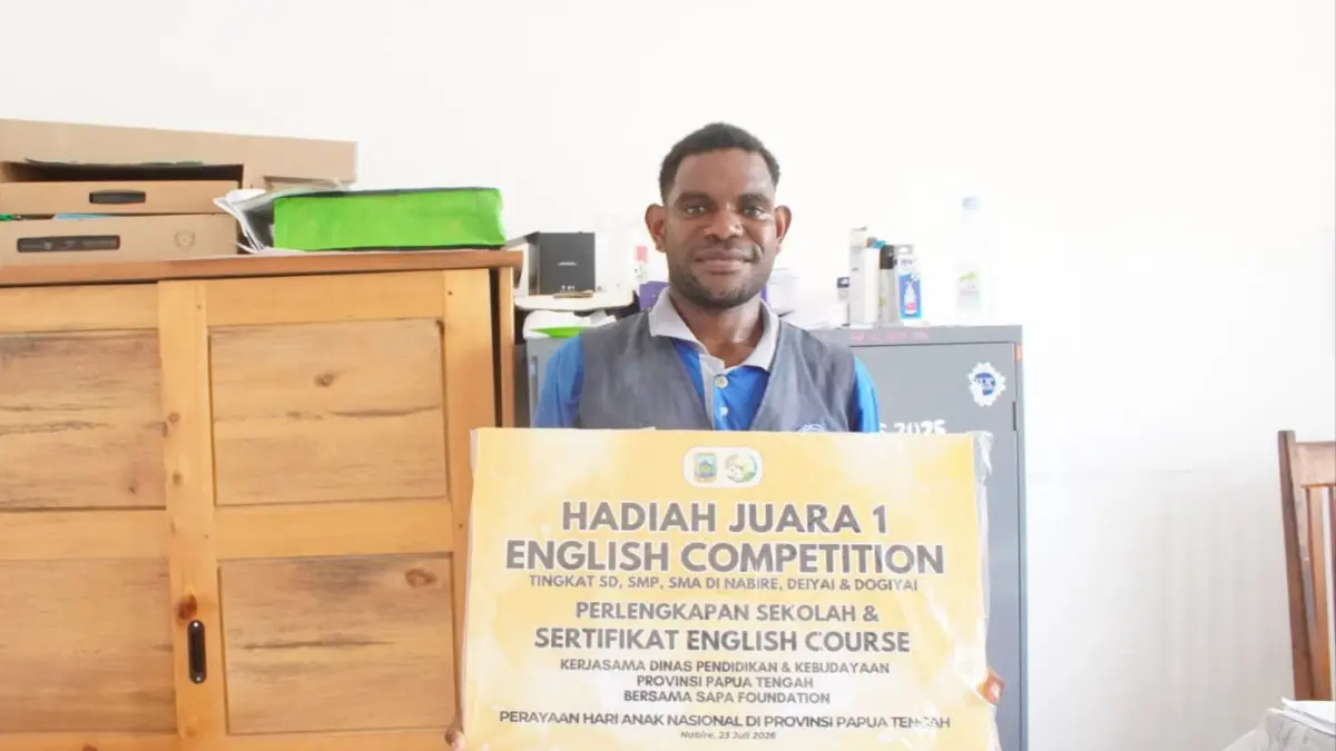 Siswa kelas XII IPA SMA Negeri Meepago Nabire, Melian Obaipa berfoto dengan piagam juara yang diterimanya di ruang Kepala Sekolah SMA Negeri Meepago, Jumat, (24/7/2026).