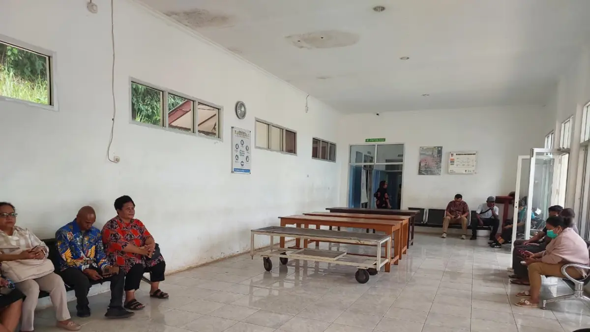 Suasana di ruangan pemulasaraan RS. Dok II Jayapura keluarga alm Mr. Kambu sedang menunggu proses&nbsp;
pemulasaraan sebelum dibawa ke rumah duka di kawasan Kamkey, Jalan Nuri, Tanah Hitam, Kota Jayapura, Jumat (24/7/2026) (CEPOSONLINE.COM/KAREL)
