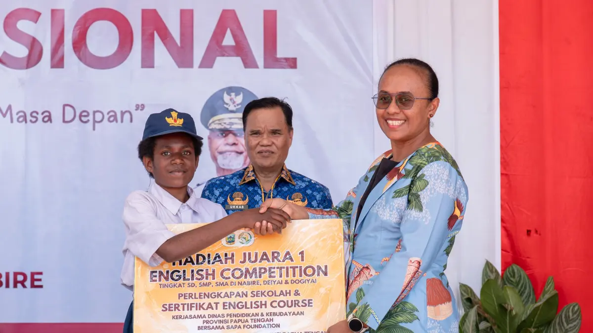 Suasana peringatan Hari Anak Nasional di SMA Negeri 1 Plus KPG Nabire, diwarnai dengan penyerahan hadiah lomba english competition kepada salah satu peserta didik. (CEPOSONLINE.COM/HUMAS PEMPROV)