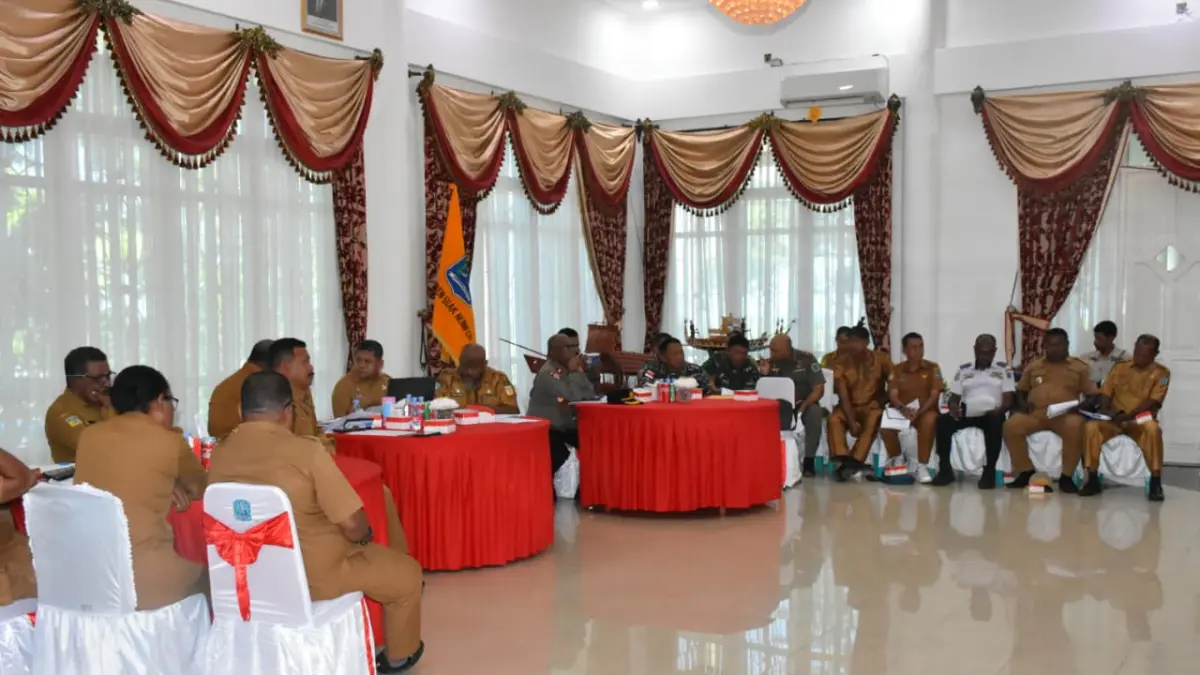 
Suasana rapat koordinasi menyambut semarak HUT ke-81 Kemerdekaan Republik Indonesia tanggal 17 Agustus 2026 di Kabupaten Biak Numfor, yang dilaksanakan di Gedung Negara Biak 1, Selasa (21/7/2026).&nbsp; (&nbsp;FIKTOR PALEMBANGAN/CENDEWASIH POS&nbsp;)