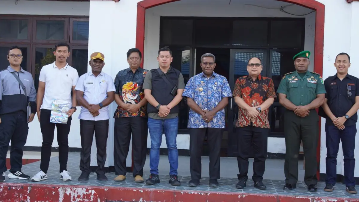 
Bupati Waropen Drs. Fransiscus Xaverius Mote, M.Si bersama Kepala Kejaksaan Negeri Yapen, Mico Wiranto Wave Sitohang, SH., MH usai penandatanganan PKS di ruang rapat Bupati, Jumat (24/7/2026) didampingi jajaran Kejaksaan Negeri Yapen dan jajaran Pemda Waropen.&nbsp;(Ismail/Cenderawasih Pos)