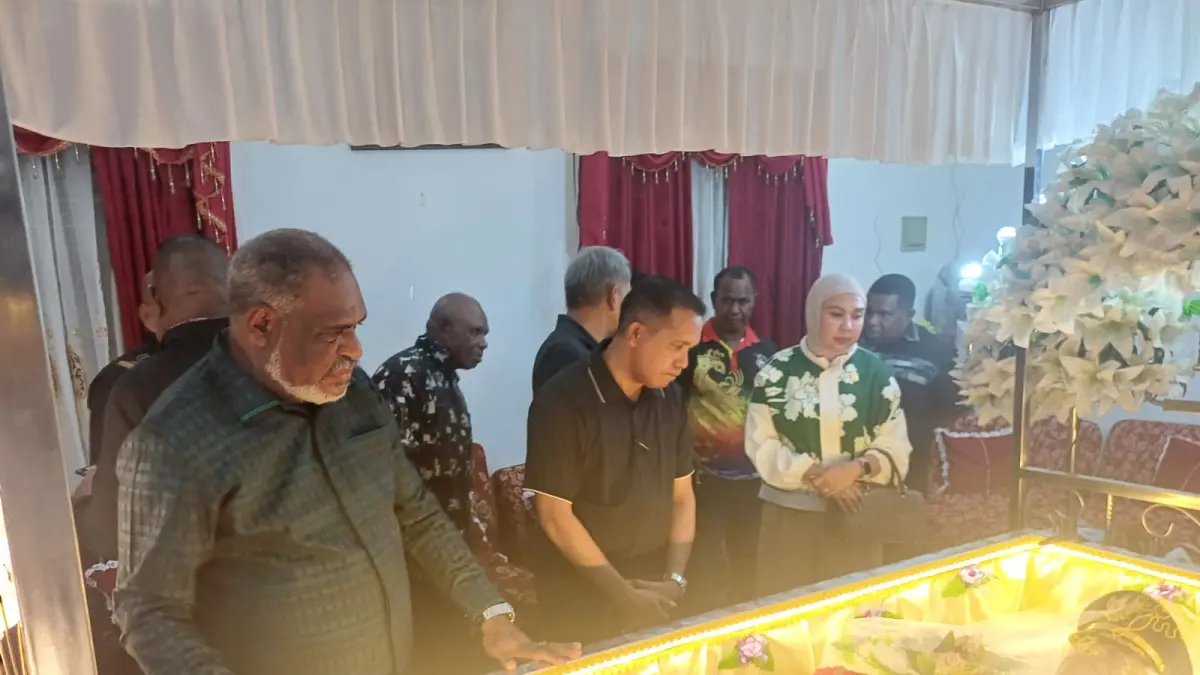 Wali Kota Jayapura, Dr. Abisai Rollo saat melayat di Rumah duka, Jumat (24/7).(Takim/Cepos)