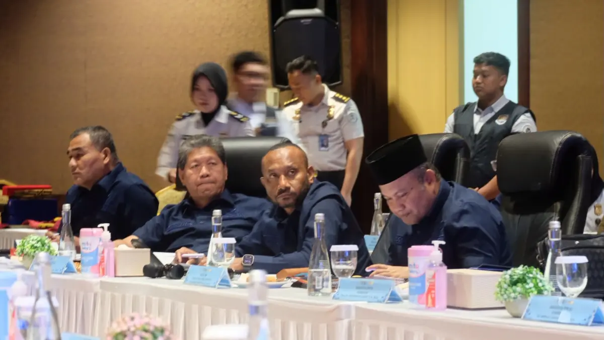Anggota Komisi XIII DPR RI, Yan Permenas Mandenas, dalam rapat dengar pendapat bersama Freeport dan sejumlah lembaga terkait di Rimba Papua Hotel, Sabtu (25/7/2026). (Foto: CEPOSONLINE.COM/MOH. WAHYU WELERUBUN).&nbsp;