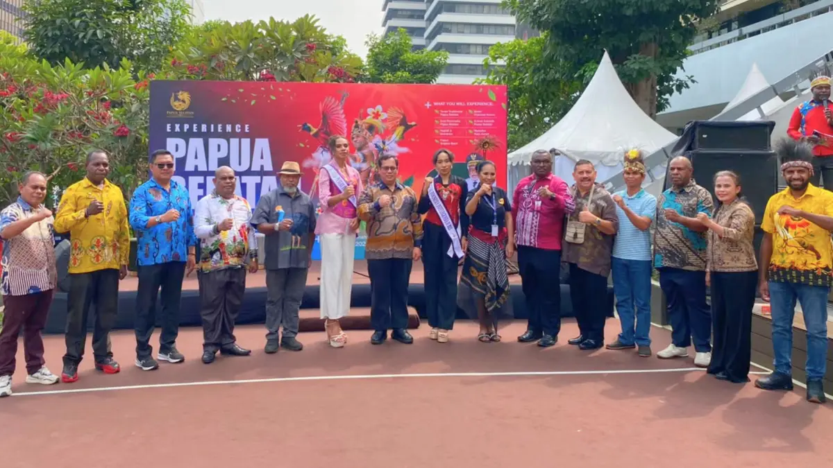 Dinas Pemuda, Olahraga, Pariwisata, dan Ekonomi Kreatif (Disporaparekraf) Provinsi Papua Selatan saat mempromosikan kekayaan budaya, kerajinan tangan, serta berbagai destinasi wisata unggulan melalui kegiatan Experience Papua Selatan: The Untouched Side of Indonesia  di Anjungan Sarinah (CFO), Jakarta mulai  24–26 Juli 2026.

(CEPOSONLINE.COM/BIRO UMUM PAPSEL) 