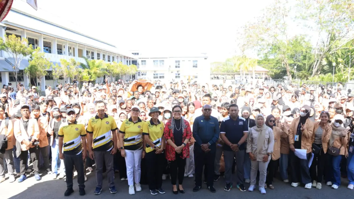Sekretaris Daerah Papua Selatan Ferdinandus Kainakaimu melepas peserta KKN Universitas Musamus di halaman Kampus Unmus Merauke, Jumat (24/7/2026)&nbsp;
(CEPOSONLINE.COM/BIRO UMUM PAPSEL)&nbsp;
