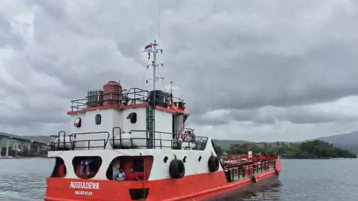 Kapal pengangkut BBM yang dipersiapkan Pertamina Patra Niaga Region Papua Maluku, dengan misi mempercepat pendistribusian BBM ke Maluku Tengah, Minggu (26/7/2026).(CEPOSONLINE.COM/PERTAMINA)