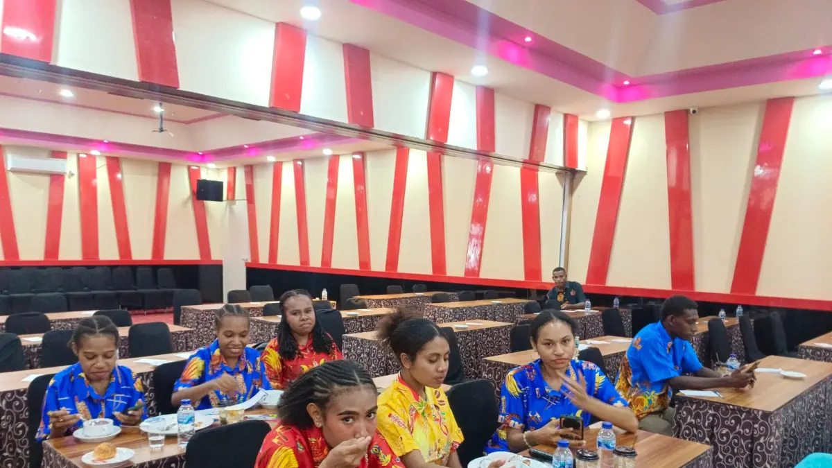 Beberapa orang calon mahasiswa afirmasi yang lulus di berbagai perguruan tinggi di Indonesia yang &nbsp;dipersiapkan Dinas Pendidikan dan Kebudayaan Provinsi Papua Selatan untuk diberangkatkan, Selasa (22/7/2026) besok. &nbsp;
(CEPOSONLINE.COM/SULO) &nbsp;