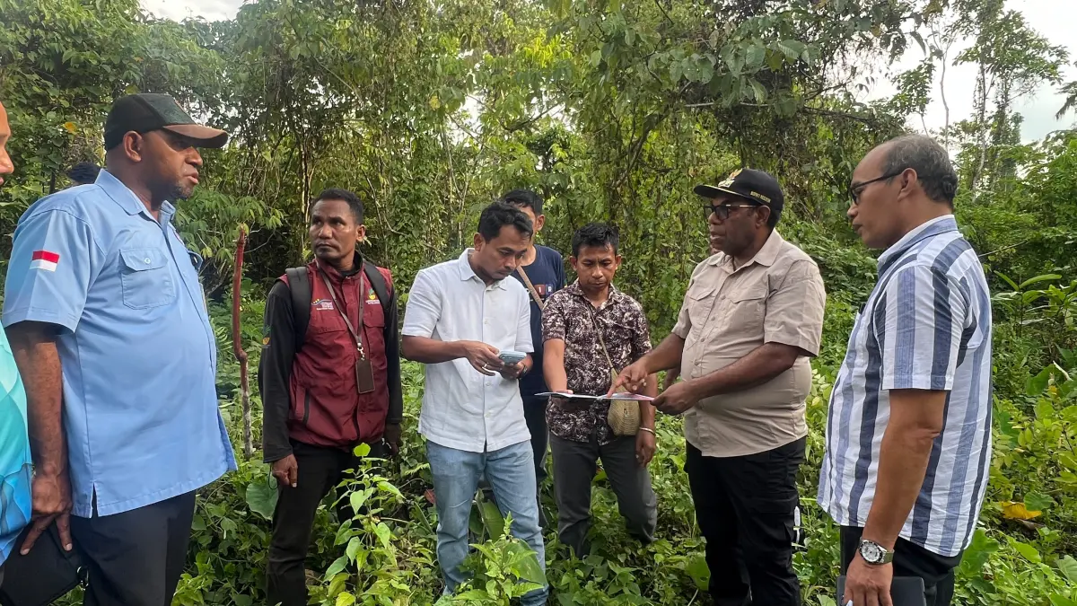 Bupati Keerom, Piter Gusbager, bersama Kepala &nbsp;BBPPKS Regional VI Papua Kementerian Sosial (Kemensos) RI, John Mampioper, meninjau langsung lahan di Kampung Yuwanain, Arso II, Distrik Arso, Jumat (24/7/2026). (CEPOSONLINE.COM/ERIANTO).