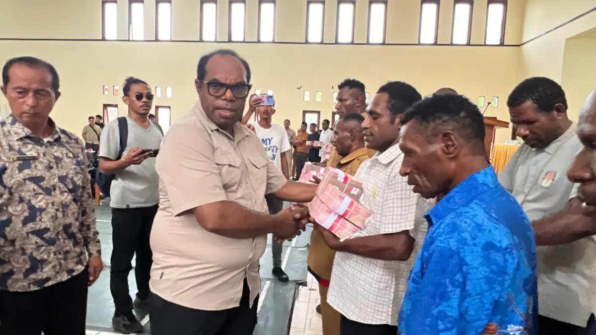 &nbsp;Bupati Keerom, Piter Gusbager saat menyerahkan Alokasi Dana Desa di Gedung Pramuka, Arso, Jumat (24/7/2026). (CEPOSONLINE.COM/ERIANTO).