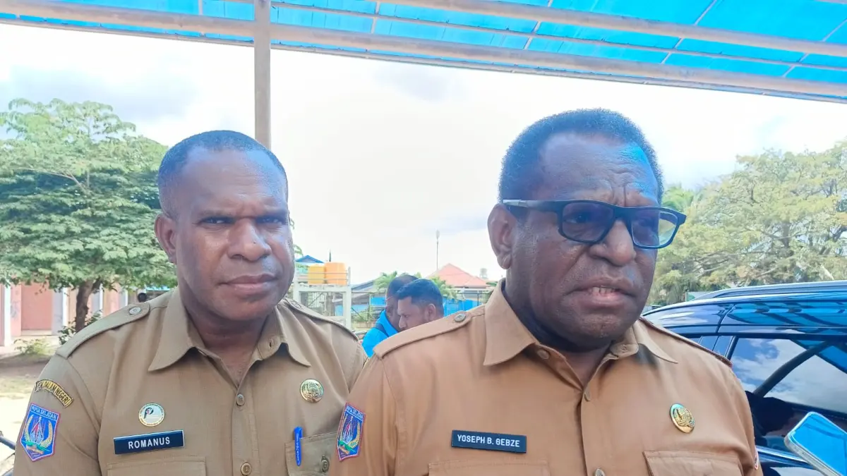 Bupati Merauke Yospeh Bladib Gebze didampingi Kepala Dinas Pendidikan dan Kebudayaan Kabupaten Merauke Romanus Kande Kahol saat memberikan &nbsp;keterangan soal pencopotan Kepsek SD YPPK Padua, Senin (27/7/2026).
(Ceposonline.com/Sulo)