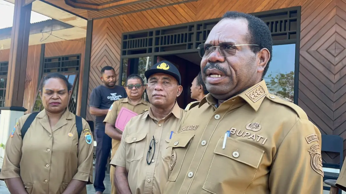 Bupati Nabire, Mesak Magai saat berkunjung ke Asrama Puteri Suci Mandiri Nabire didampingi Kabid SMA, Kabid SMP dan Kabid Bidang Perencanaan Dinas Pendidikan Kabupaten Nabire. (CEPOSONLINE.COM/THERESIA F. TEKEGE)