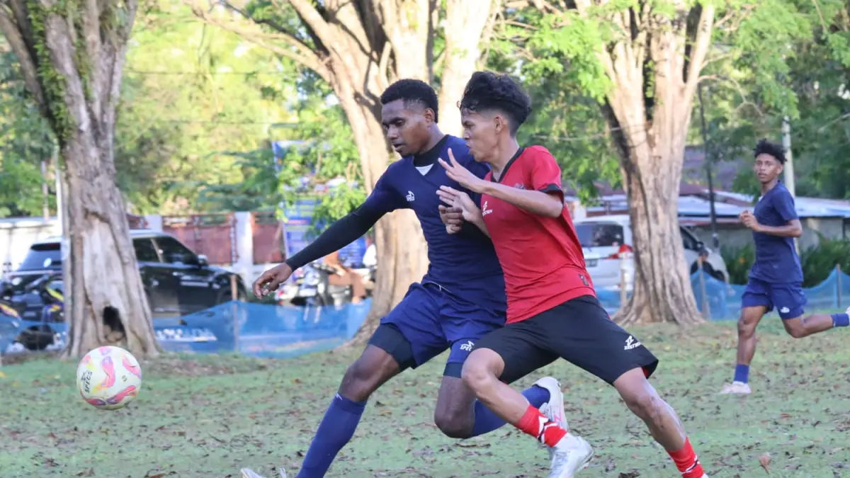 Duel pemain Papua Raya FC versus Papua Tengah di Lapangan Universitas Ottow dan Geissler Kotaraja Dalam, Sabtu (25/7/2026)&nbsp;