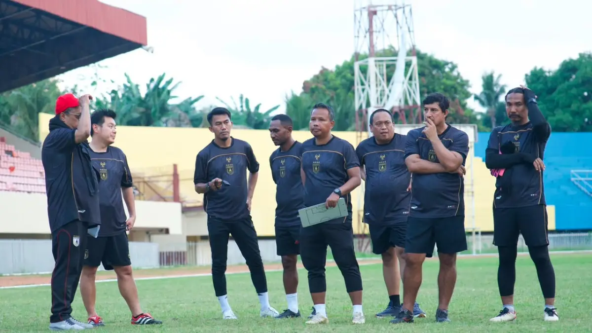 Jajaran manajemen Persipura Jayapura saat memantau latihan tim di Stadion Mandala Jayapura, Jumat (24/7).