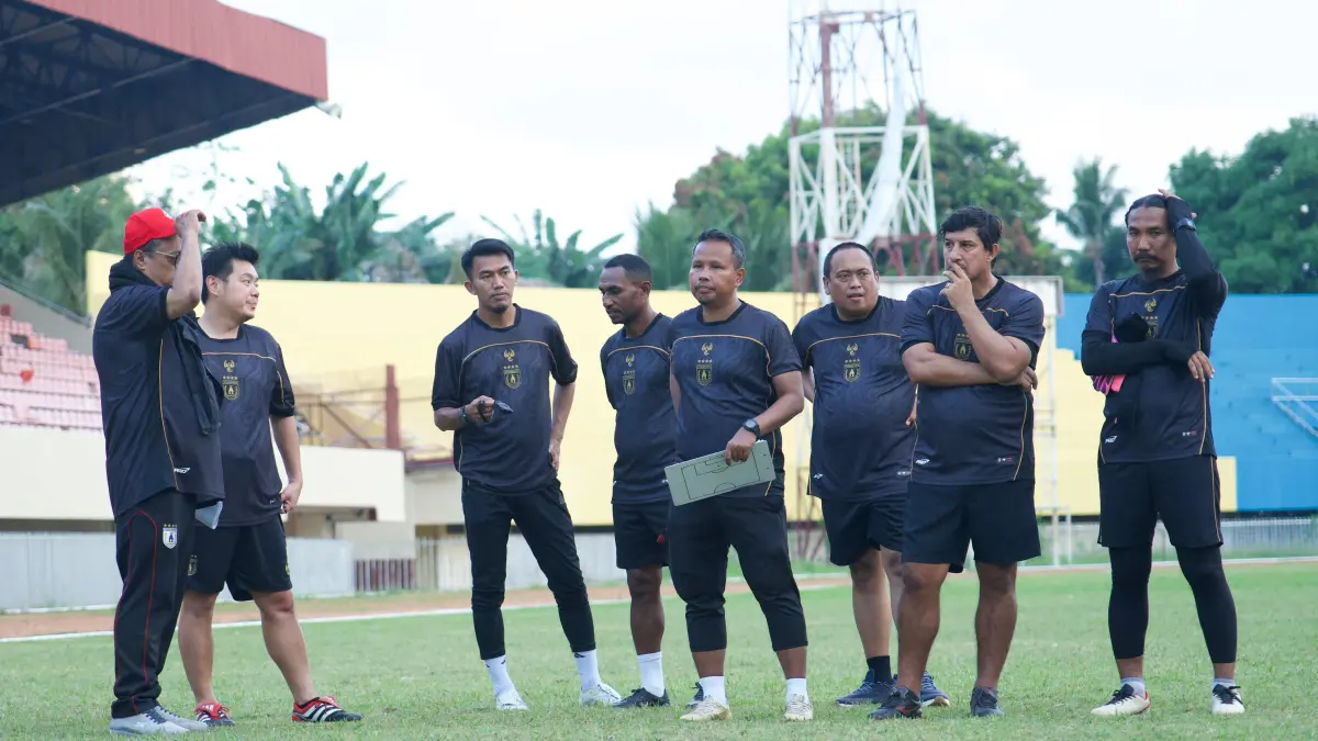 Jajaran manajemen Persipura Jayapura saat memantau latihan tim di Stadion Mandala Jayapura, Sabtu (25/7/2026). (CEPOSONLINE.COM/ERIANTO).