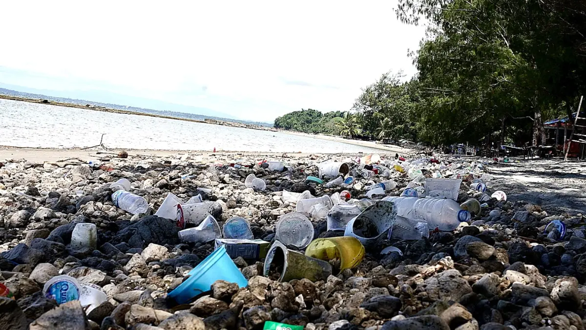 Kondisi di Pantai Hamadi yang dipenuhi tumpukan batu apung dengan limbah sampah plastik, bekas wadah minuman, hingga potongan batang kayu, Senin (27/7/2026).

(Ceposonline.com/Jimi).