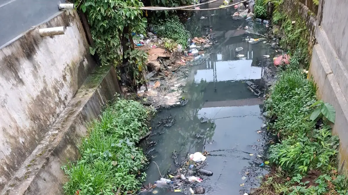 Kondisi Kali Engkong di kawasan Jalan Yos Soedarso, belakang Sriman Sulitama, Mimika, Papua Tengah, yang tercemar akibat sampah. (CEPOSONLINE.COM/ Istimewa).