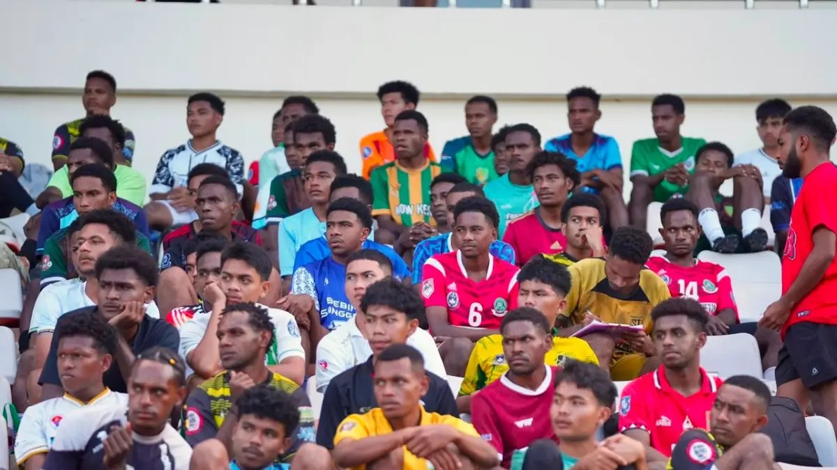 Para pemain mengikuti seleksi di Stadion Mandala Jayapura pada Sabtu (25/7/2026).(Erianto / Cepos)
