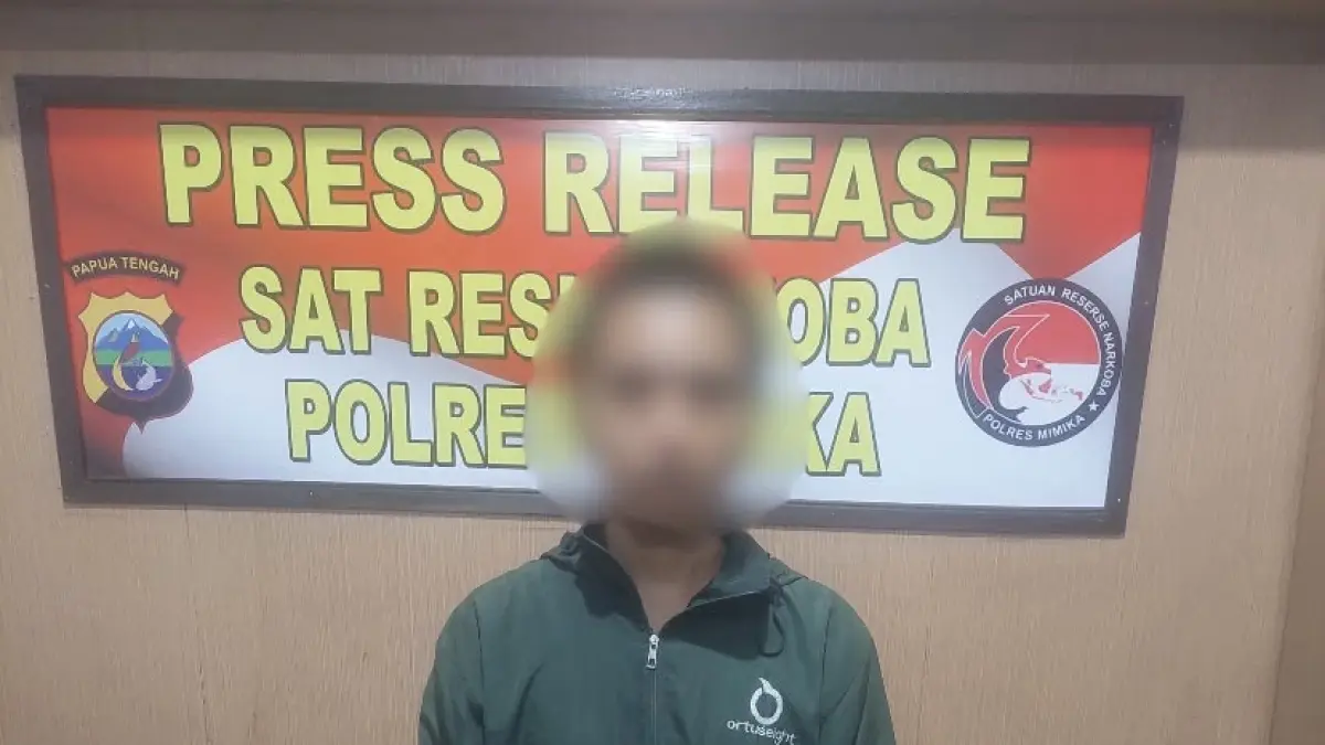 Pelaku dan barang bukti sabu yang berhasil diamankan polisi. (Ceposonline.com/Humas Polres Mimika).