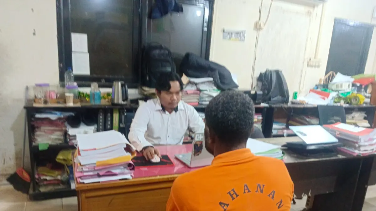 
Penyidik Unit Perlindungan Perlindungan Perempuan dan Anak, Reskrim &nbsp;Polres Merauke saat &nbsp;melakukan pemeriksaan pelaku persetubuhan terhadap anak di bawah umur, Senin (27/7/2026) &nbsp;
(CEPOSONLINE.COM/SULO) &nbsp;