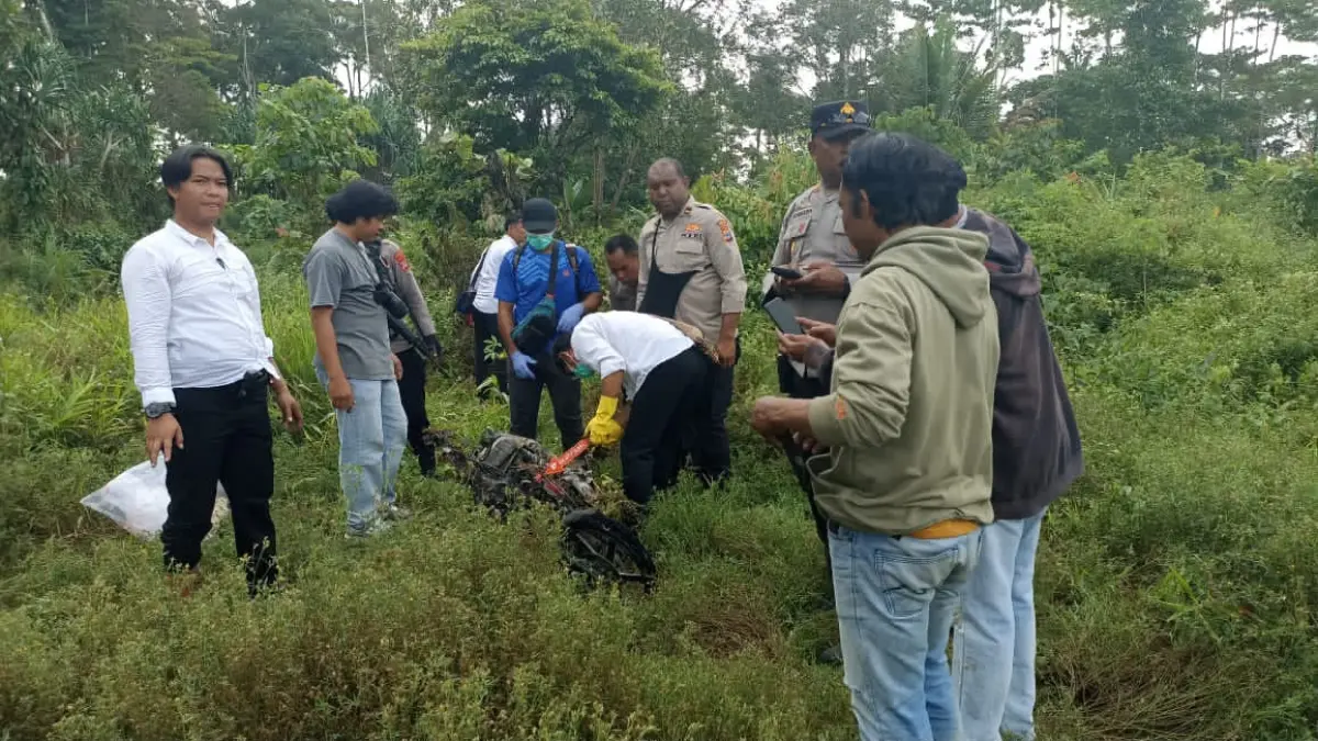 Polisi saat melakukan olah TKP di lokasi penemuan jenazah sebelum dievakuasi menuju ke RSUD Mimika. (Ceposonline.com/Polres Mimika).