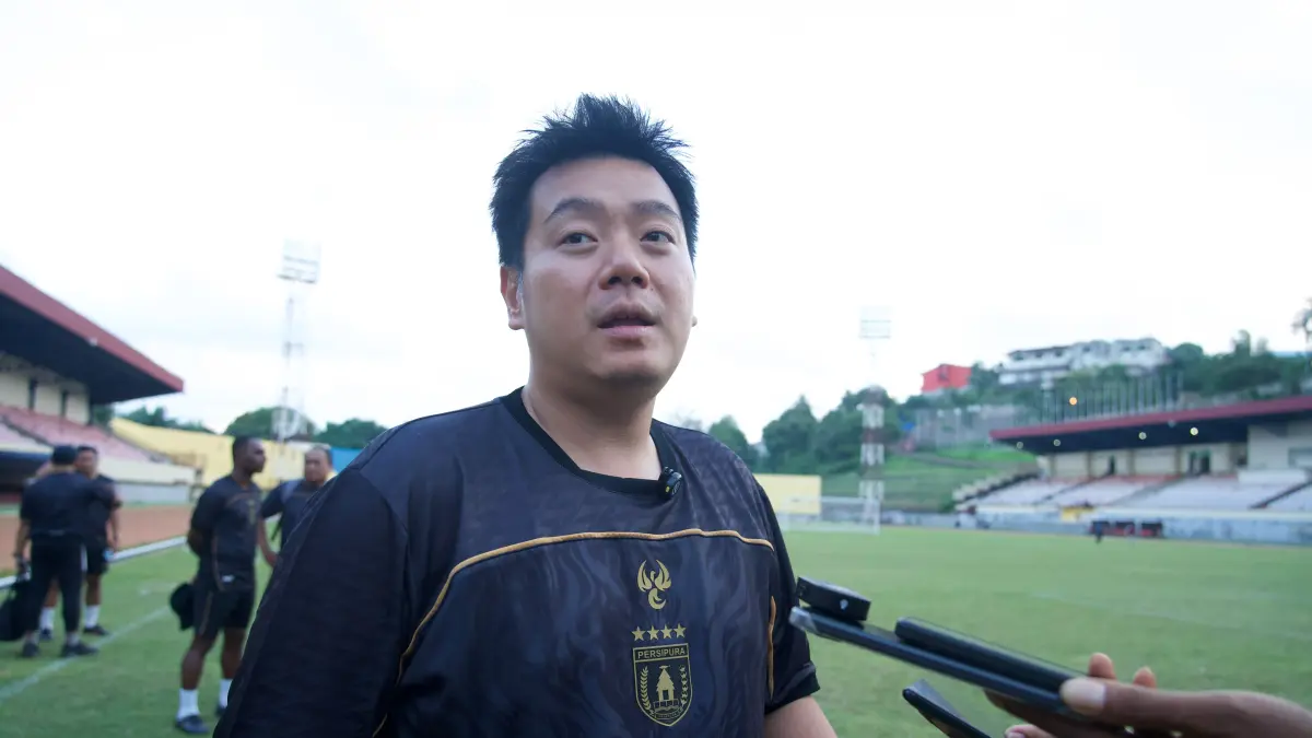 Presiden Direktur Nusantara Cenderawasih Karsa (NCK), Owen Rahadiyan, saat menberikan keterangannya di Stadion Mandala Jayapura pada Sabtu (25/7/2026). (CEPOSONLINE.COM/ERIANTO).