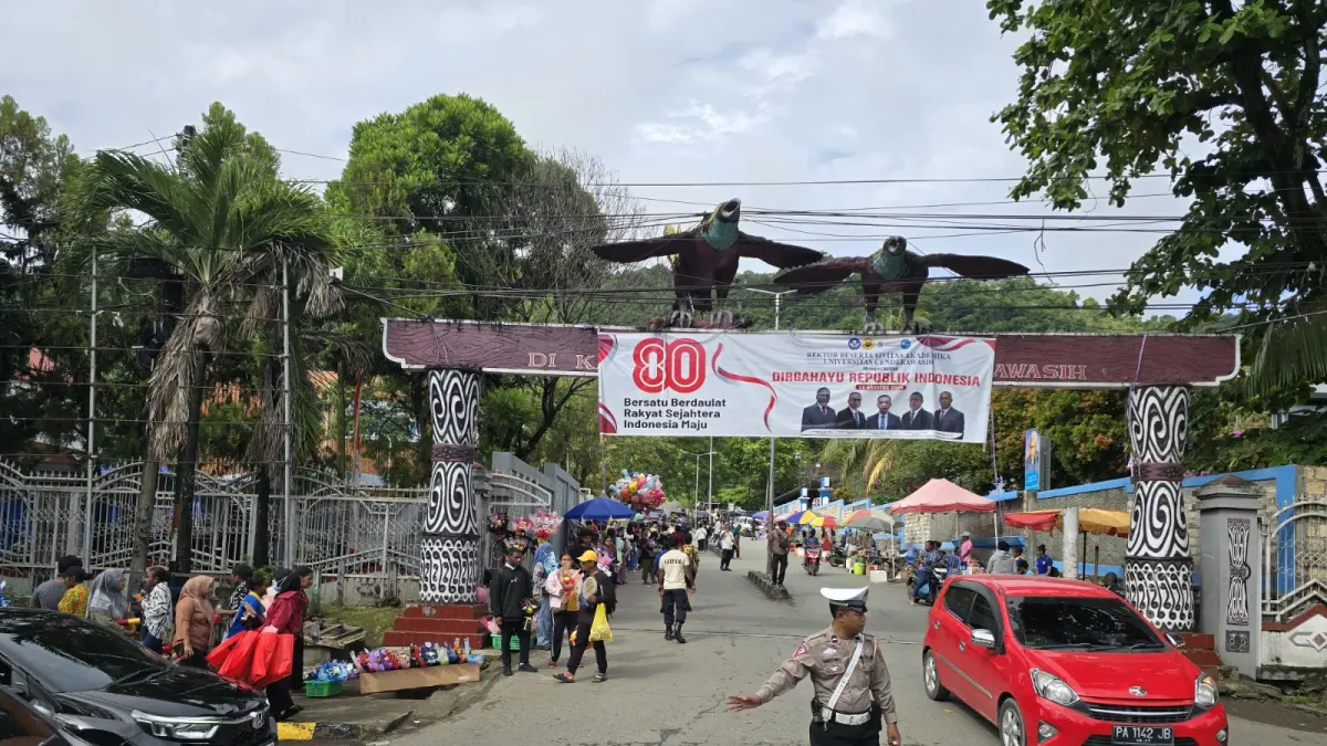 Sejumlah pedagang menjual bunga saat ada acara wisuda, di depan Gapura Uncen. Sebagai BLU, kini Uncen merambah dunia bisnis untuk meningkatkan &nbsp;pendapatan bagi kampus.&nbsp;
(CEPOSONLINE.COM/DOK.CEPOS)