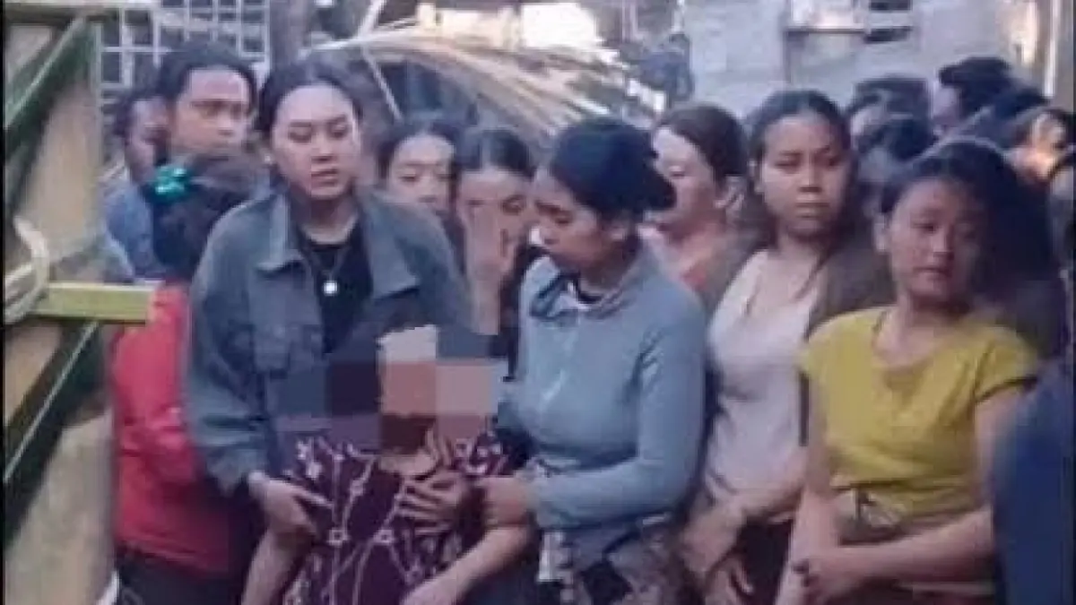Tangis Putri Korban Mengundang Haru
Perhatian publik semakin besar setelah video yang memperlihatkan putri KD menangis histeris saat prosesi pemakaman beredar luas di media sosial. (IG) 