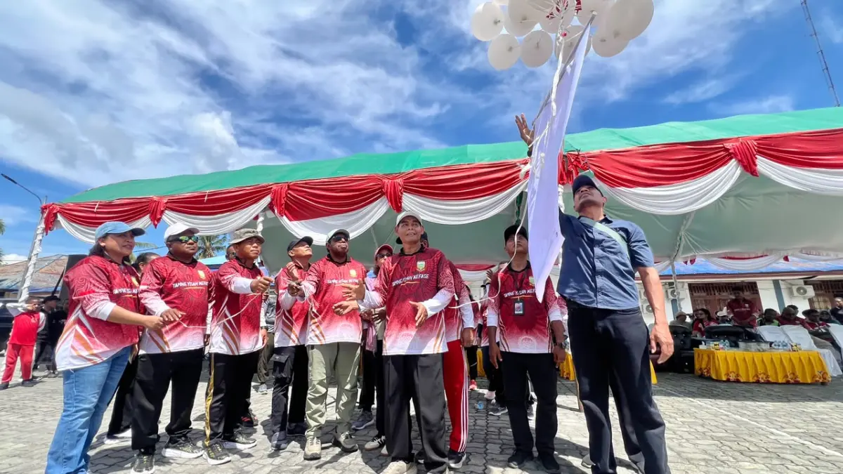 Bupati Keerom, Piter Gusbager saat melepas balon sebagai tanda pencanangan seluruh kegiatan HUT RI ke-81 di Kabupaten Keerom, di halaman Kantor Bupati Keerom, Senin (27/7/2026). (CEPOSONLINE.COM/ERIANTO).