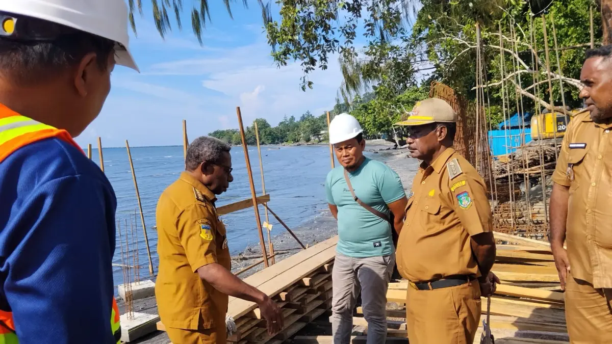 Bupati Waropen Drs. Fransiscus Xaverius Mote, melakukan kunjungan mendadak kesalahsatu proyek pembangunan Kampung Nelayan Merah Putih di Kampung Ronggaiwa, Perbatasan Distrik Urfas-Waren, Selasa (28/7/2026).
