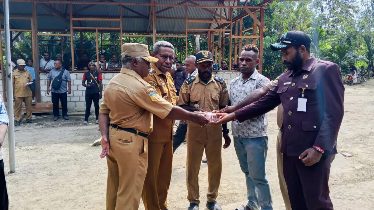 Bupati Waropen Drs. Fransiscus Xaverius Mote, M.Si bersama unsur Forkompimda, Anggota DPRK Perwakilan Distrik Kirihi Walai, dan tokoh adat setempat. (CEPOSONLINEWAROPEN/ISMAIL)