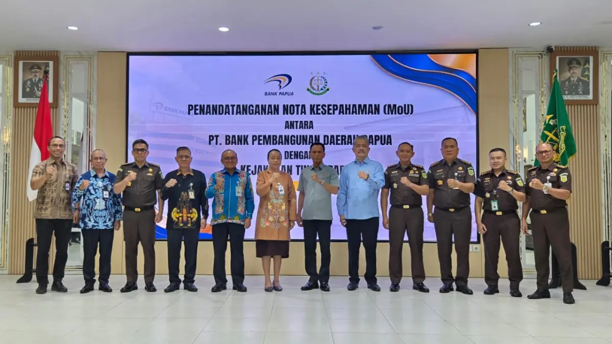 Direktur Utama Bank Papua, Yuliana D. Yambise didampingi Wakil Kepala Kejati Papua, Asmadi, foto bersama dengan jajaran Bank Papua dan Kejati Papua, usai penandatanganan MoU di Kantor Kejaksaan Tinggi Papua, Selasa (28/7/2026).(CEPOSONLINE.COM/ELFIRA).