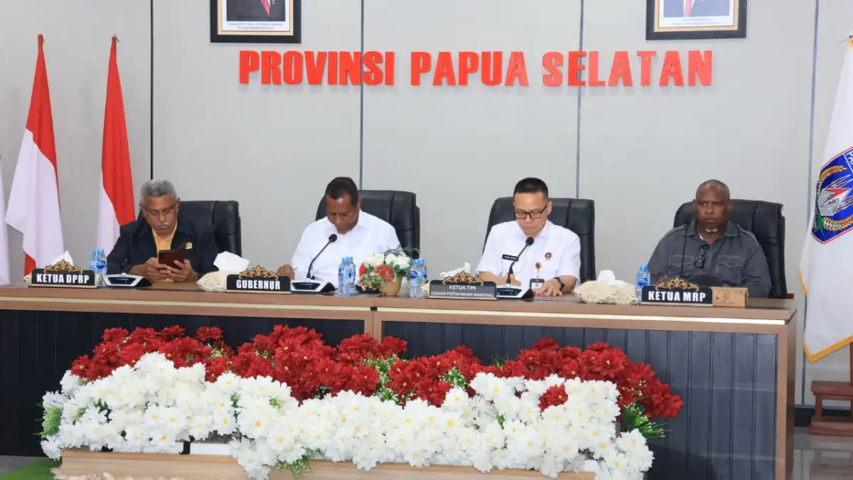 Gubernur Papua Selatan Apolo Safanpo saat memimpin rakor bersama Dewan Pertahanan Nasional membahas kondisi pertahanan fi perbatasan, Senin (27/7/2026)&nbsp;
(CEPOSONLINE.COM/BIRO UMUM PAPSEL)&nbsp;