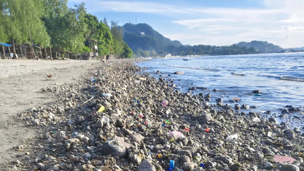 Kondisi di Pantai Hamadi dipenuhi tumpukan batu apung, Selasa (28/7/2026). (CEPOSONLINE.COM/LUCKY) 