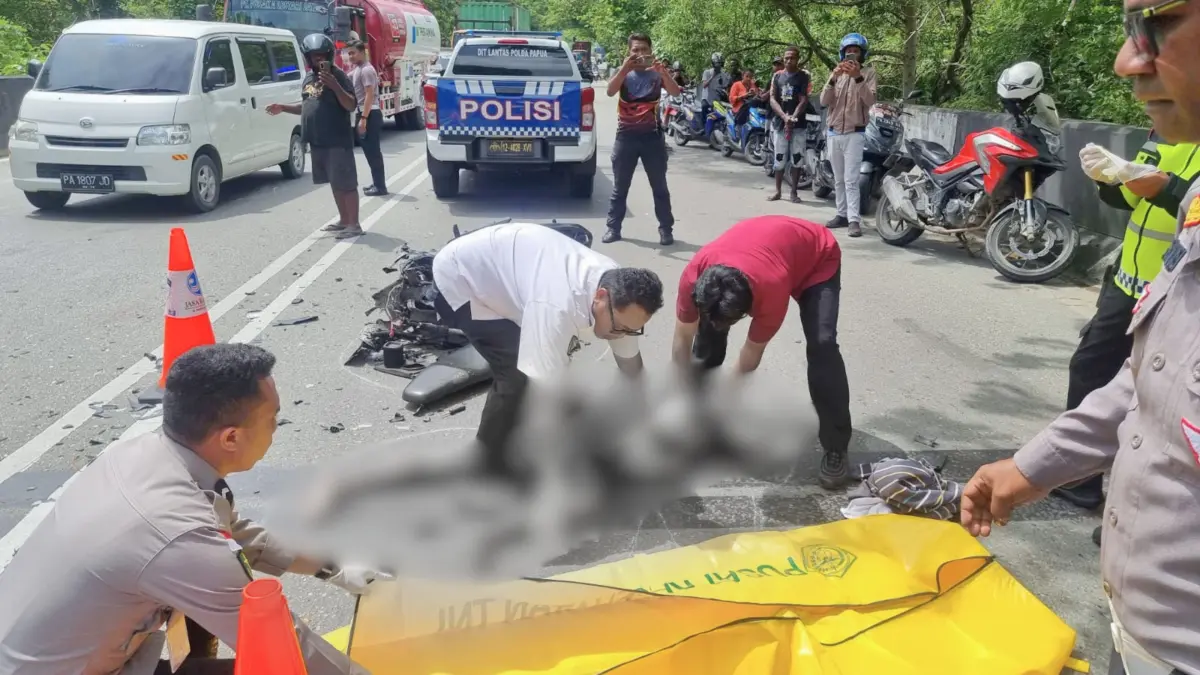 Kondisi korban kecelakaan di Ruas Jalan Raya Ringroad, Distrik Abepura saat di evakuasi petugas, Selasa (28/7/2026)