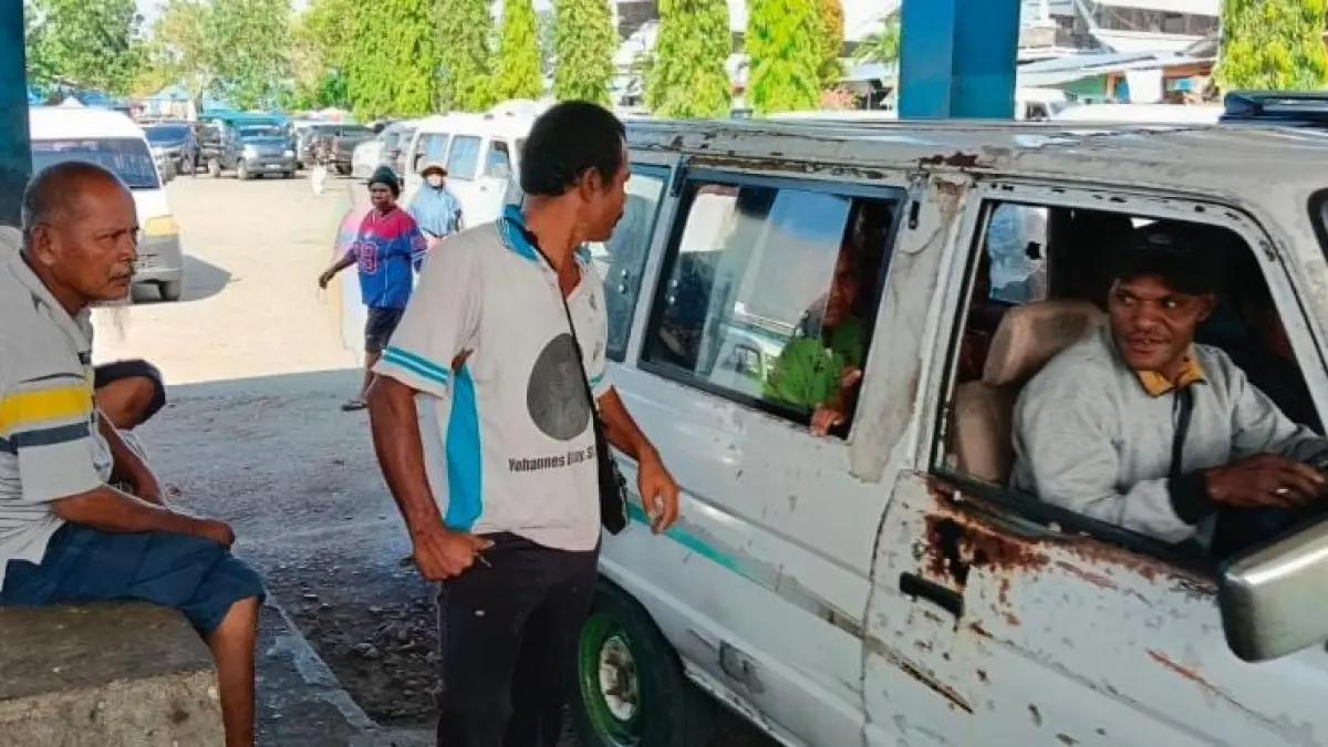 Para sopir angkot trayek &nbsp;Sentani–Genyem menunggu penumpang di Pasar Pharaa Sentani. Kamis (23/7/2026). (CEPOSONLINE.COM/PRIYADI) 