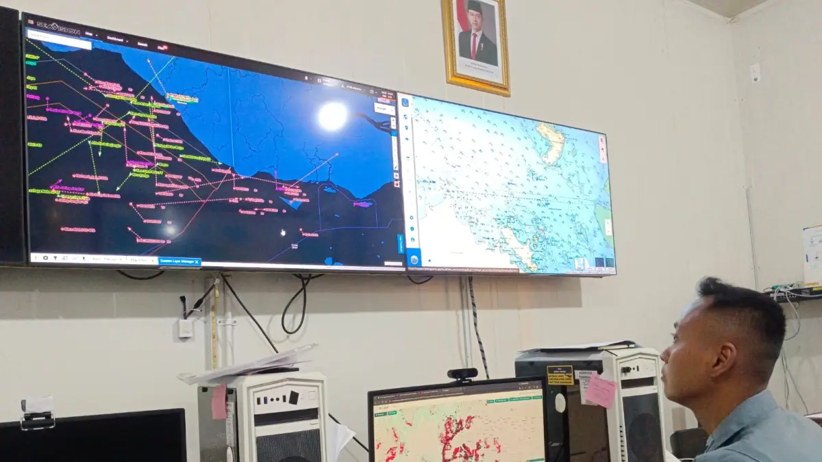 Petugas Bakamla Merauke saat menunjukan tangkapan layar satelit kapal-kapal nelayan Indonesia yang masuk wilayah PNG dan Australia secara ilegal, Selasa (28/7/2026)&nbsp;




(CEPOSONLINE.COM/SULO)&nbsp;