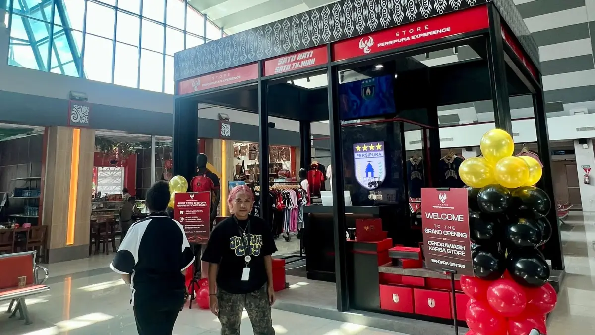 Tampak Store Persipura Jayapura yang berada di Bandara Sentani, Kabupaten Jayapura, Papua, Senin (27/7/2026). (CEPOSONLINE.COM/ERIANTO).