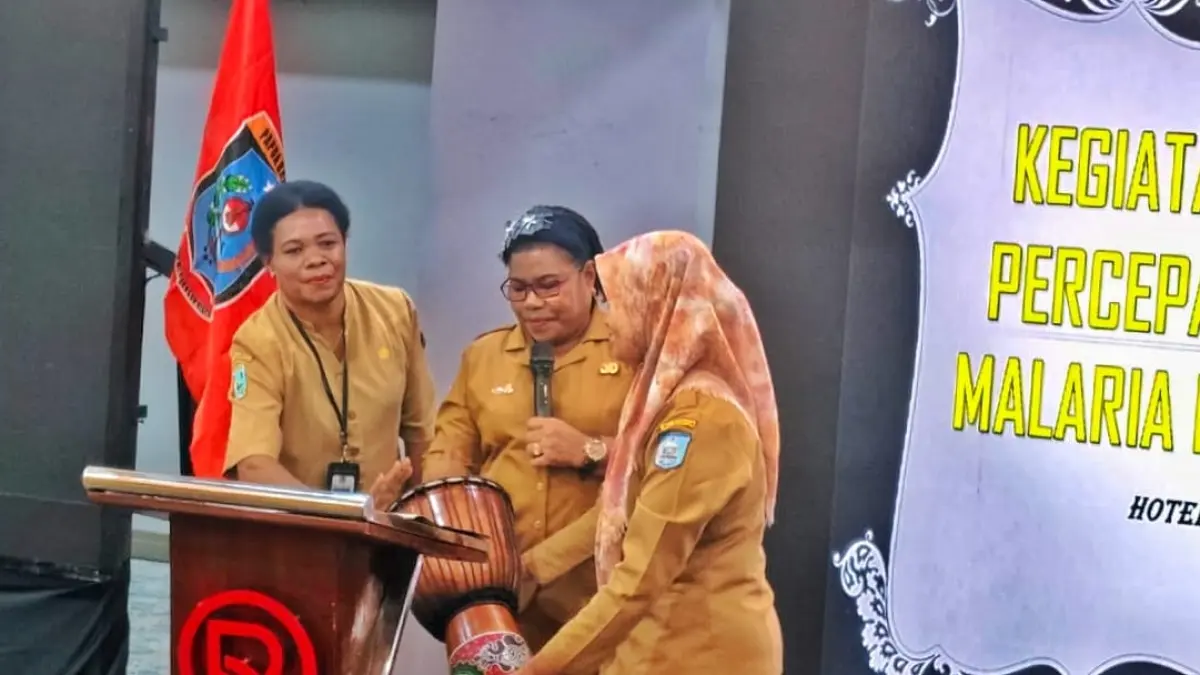Kepala Dinas Kesehatan Kota Sorong, Jemima Elisabeth didampingi Kabid Pencegahan dan Pengendalian Penyakit Dinas Kesehatan Kota Sorong, Jenny Isir ketika menabuh tifa sebagai tanda pembukaan sosialisasi di salah satu hotel di Kota Sorong, Rabu (29/7/2026).(papuabaratdayapos.com/fauzia)