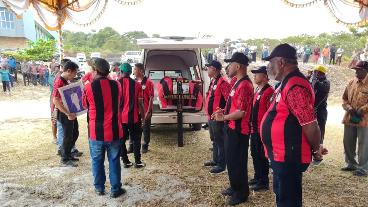 Wali Kota Jayapura, Dr. Abisai Rollo, bersama jajaran manajemen Persipura Jayapura saat hadiri pemakaman MR Kambu di Kabupaten Maybrat, Selasa (28/7/2026).(Yanto/CEPOSONLINE.COM)