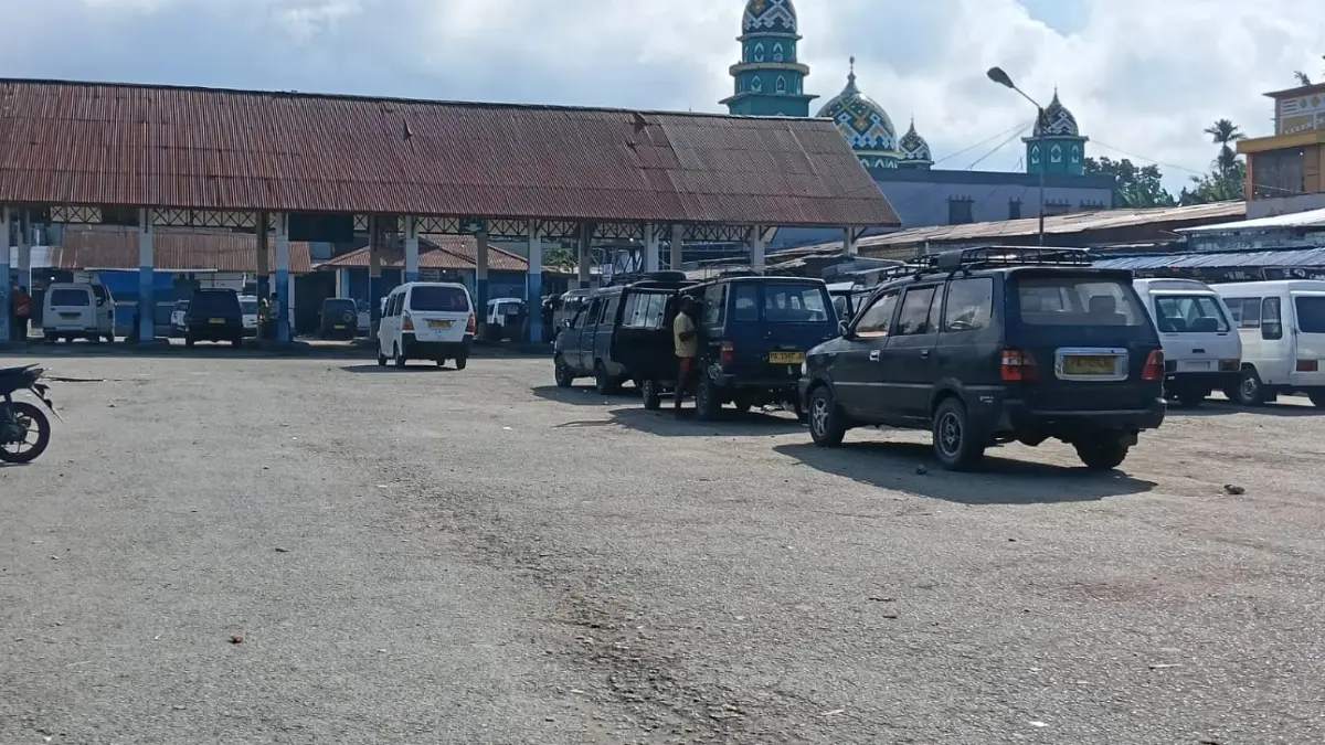 Antrean angkutan taksi di terminal Pasar Pharaa Sentani, Selasa (28/7/2026). Sopir taksi mengeluhkan adanya mobil pikap dan Maxim membuat pemasukan kian menurun. (CEPOSONLINE.COM/PRIYADI)