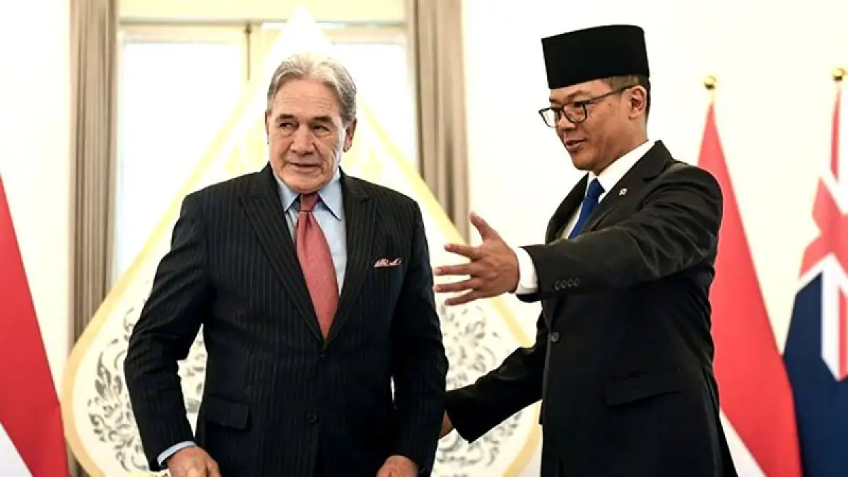 Arsip - Menteri Luar Negeri Indonesia Sugiono (kanan) berbincang dengan Menteri Luar Negeri Selandia Baru Winston Peters saat pertemuan bilateral di Gedung Pancasila, Kementerian Luar Negeri, Jakarta, Jumat (13/6/2025). ANTARA FOTO/Hafidz Mubarak A/foc/pri