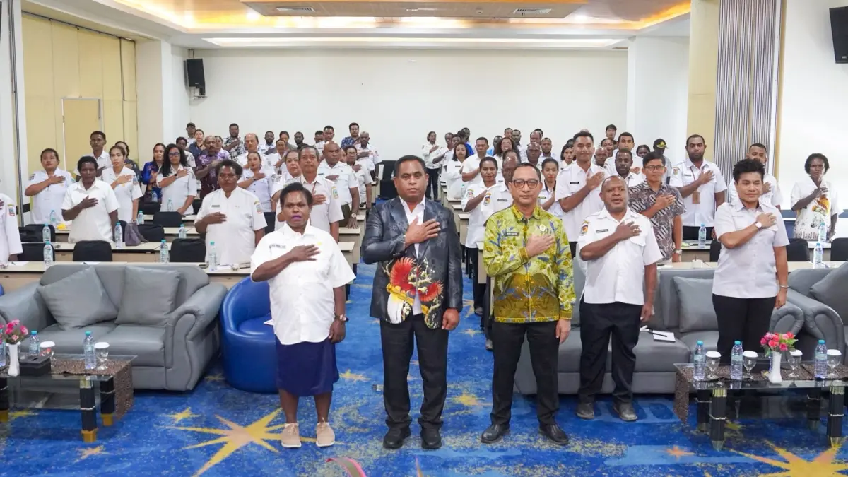 Asisten III Bidang Administrasi Umum Foto bersama dengan Narasumber, Kepala BKPSDM Papua Tengah dan para peserta. (CEPOSONLINE.COM/HUMAS PEMPROV)