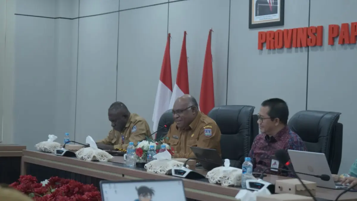Asisten III Bidang Umum Setda Papua Selatan, Albert Rapami, mewakili Gubernur Papua Selatan saat melakukan rapat evaluasi SAKIP bersama KemenPAN-RB, di Lantai III Kantor Gubernur Papua Selatan, Selasa (28/7/2026).
(CEPOSONLINE.COM/BIRO UMUM PAPSEL)