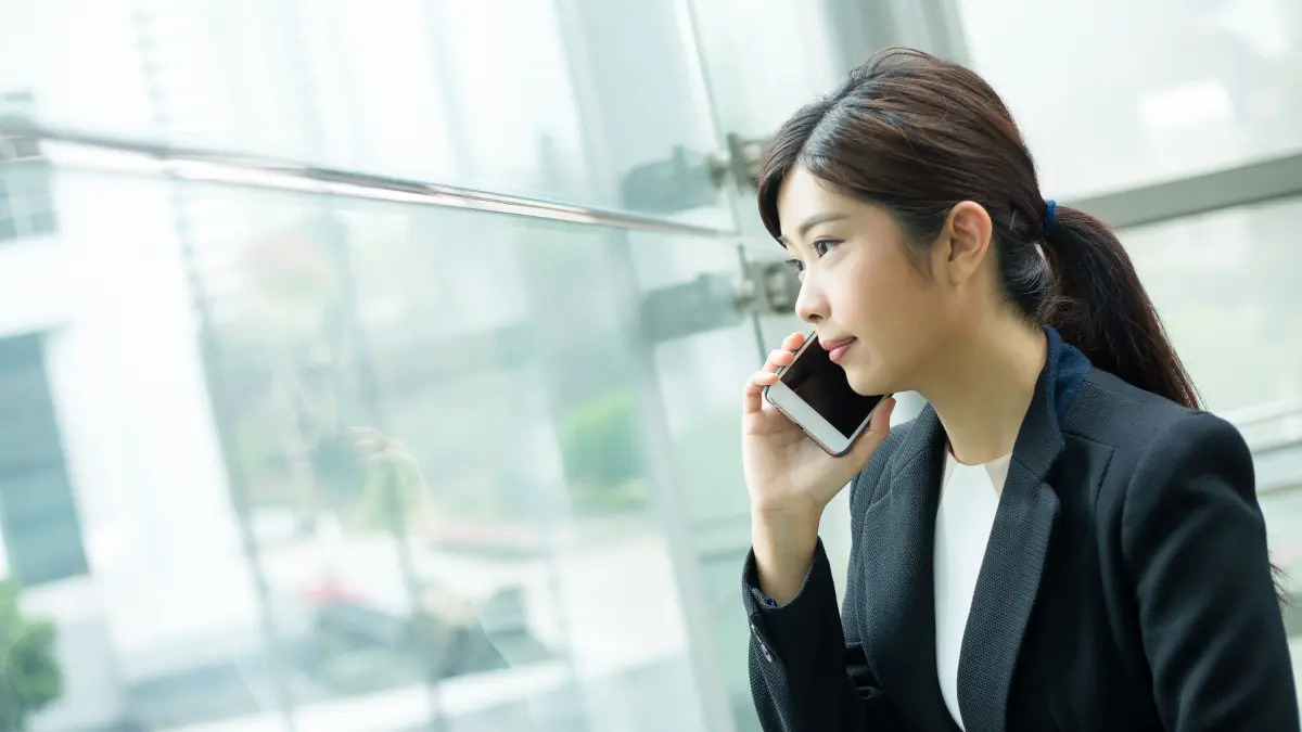 Ilustrasi Seorang Wanita Saat Mengangkat Telepon.