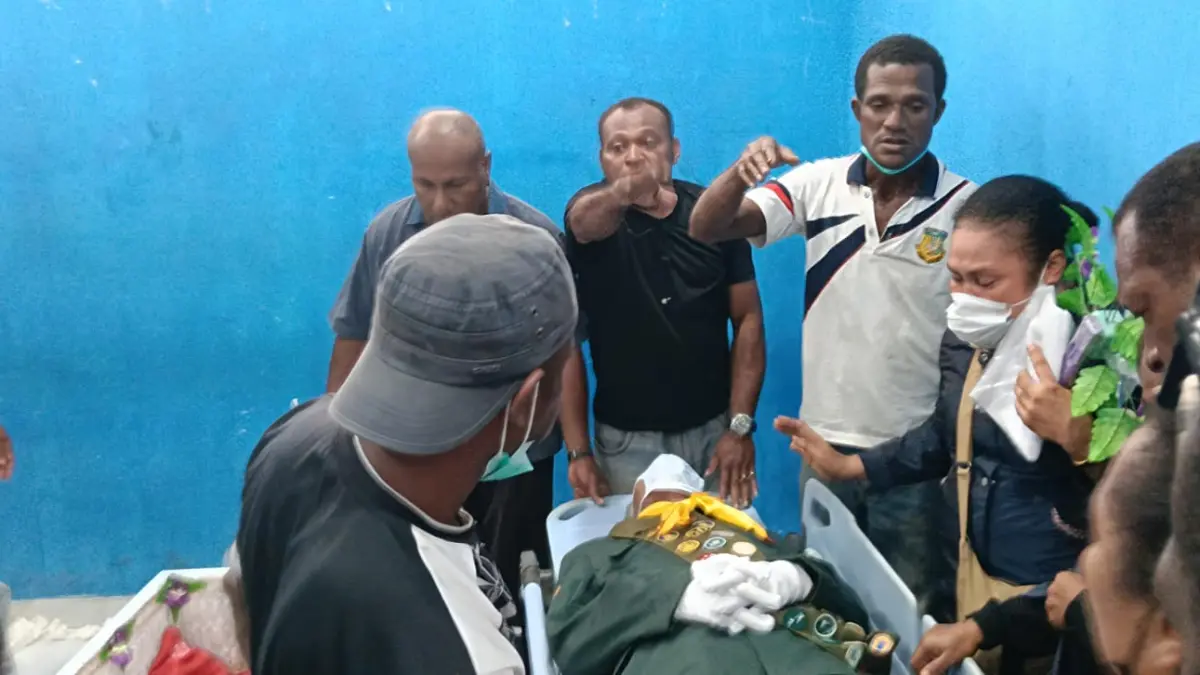 Jenazah mantan Ketua DPR Papua, John Ibo, disemayamkan di kamar jenazah RSUD Yowari. Sejumlah anggota keluarga dan kerabat tampak hadir untuk memberikan penghormatan terakhir. John Ibo meninggal dunia pada Rabu (29/7/2026).

(Ceposonline.com/Priyadi).