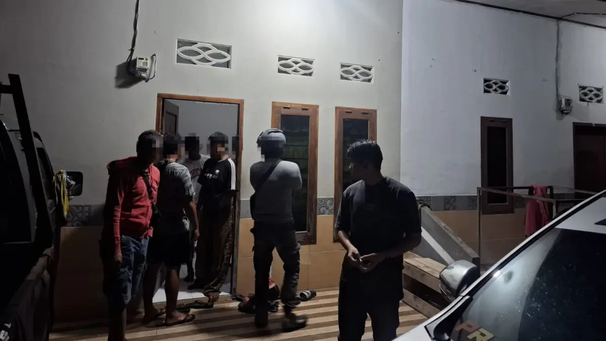 Kedua pelaku setelah diringkus dan diamankan di Mapolsek Miru. (Foto: Istimewa).