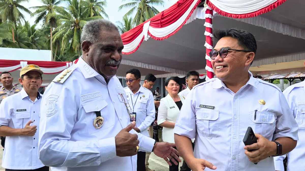 Kepala Dinas Kominfo Provinsi Papua, Jeri Agus Yudianto saat berbincang dengan Wali Kota Jayapura, Abisai Rollo belum lama ini. (CEPOSONLINE.COM/ELFIRA).