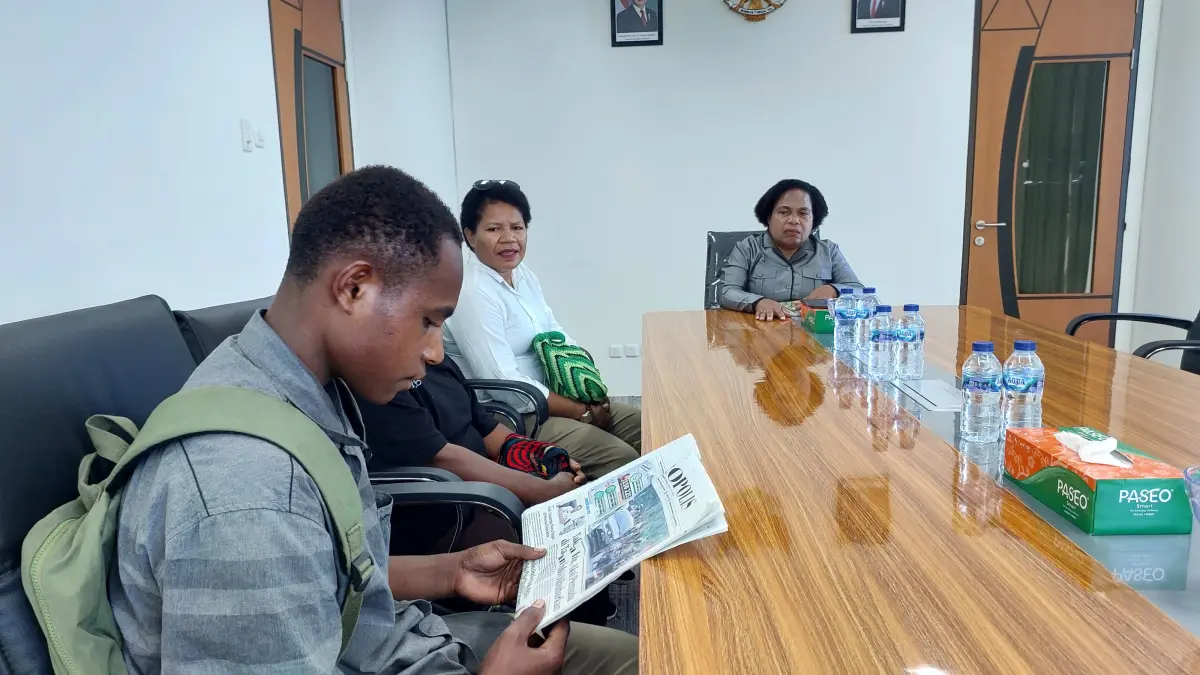 Ketua MRP Nerlince Wamuar saat berbuncang dengan orang tua dari anak anak putus sekolah di Gedung MRP, Rabu (29/7/2026)(CEPOSONLINE.COM/KAREL)