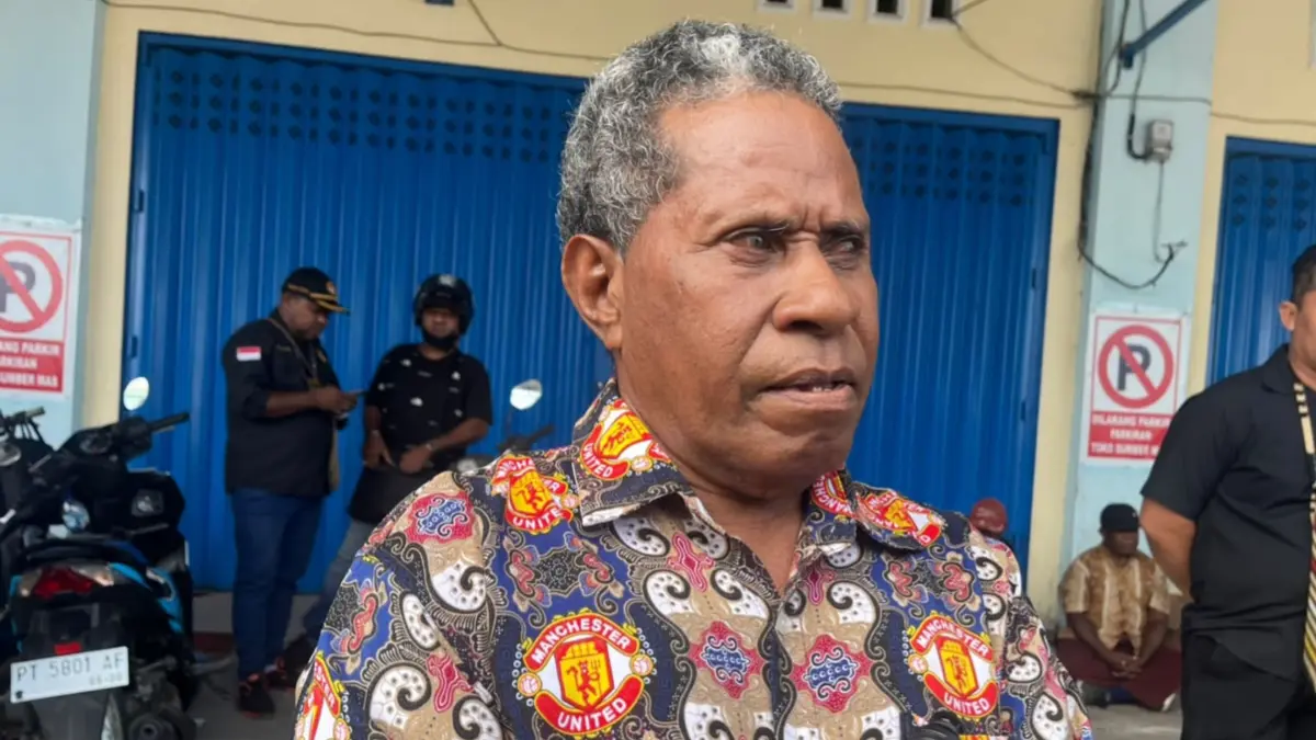 Koordinator Pengusaha Asli Papua Perorangan, Agus Auparay saat diwawancarai. (CEPOSONLINE.COM/THERESIA F. TEKEGE)&nbsp;
