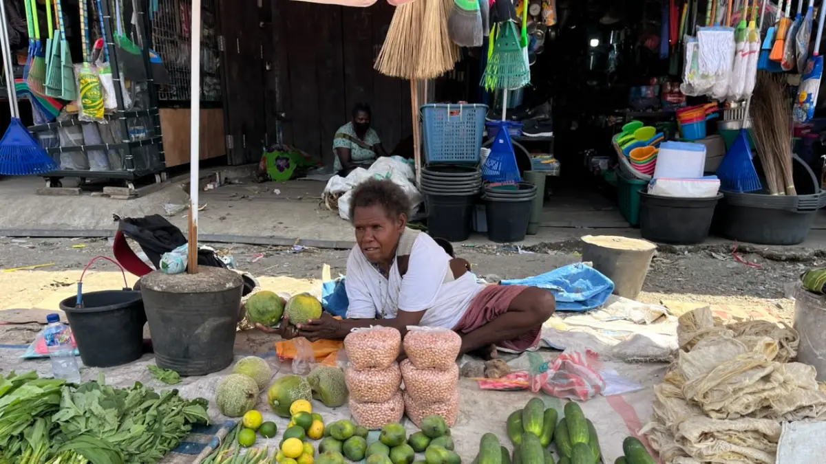 Mama Martina saat menunjukkan hasil panen semangka yang kecil akibat kemarau panjang. (CEPOSONLINE.COM/THERESIA F. TEKEGE)&nbsp;